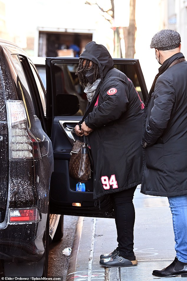 Голдберг скаче у ауто који чека након снимања епизоде ​​Тхе Виев у понедељак