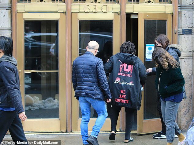 Вупи Голдберг стиже у АБЦ Студиос у Вест 57тх Стреет на Менхетну у понедељак