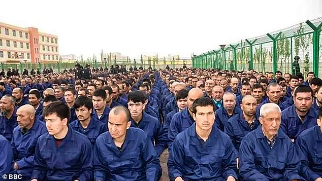 Затвореници слушају проповеди у логору у округу Лоп, Синђанг, Кина - северозападна кинеска провинција са већинским муслиманским становништвом.  Кина је оптужена да је водила геноцид у региону због културних и верских разлика