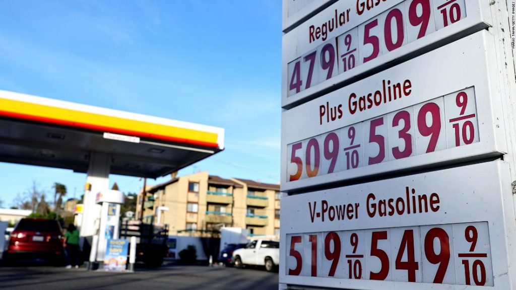 Цене гаса у Калифорнији достигле су рекордно висок ниво.  Ускоро би могао да стигне бензин од 5 долара