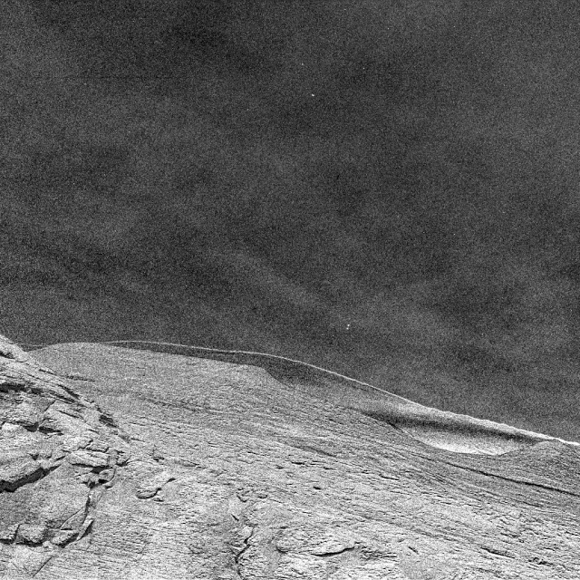 Сонда Цуриосити на Марсу посматра облаке како лепо лебде