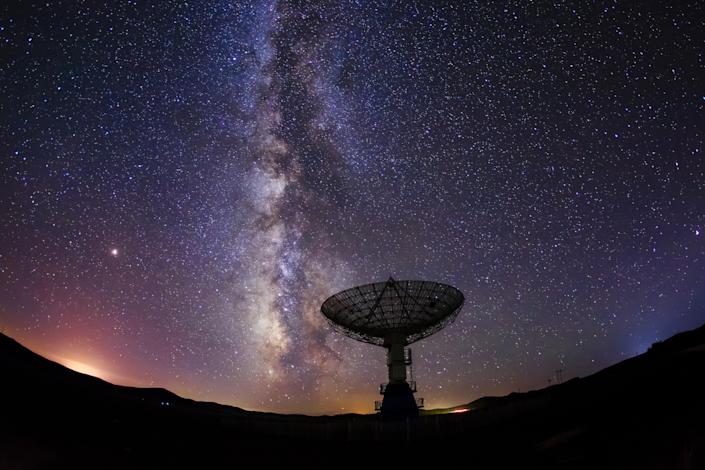 Радио телескопи и Млечни пут ноћу