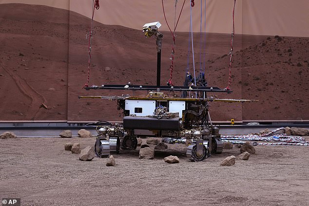Росалинд Франклин је планирани роботски Марс ровер, који је део међународног програма ЕкоМарс који воде Европска свемирска агенција и руски Роскосмос.  На слици је Росалиндина близанка на Земљи, позната као Амалија, која успешно напушта платформу која симулира терен Марса