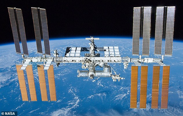 Међународна свемирска станица (ИСС, на слици), која је широка 357,5 стопа и дуга 239,4 стопа, завршава пуну орбиту око Земље сваких 90 минута