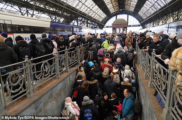 Излаз: Хиљаде украјинских становника чекају сатима да се укрцају на возове за суседне земље док руске снаге настављају да бомбардују градове широм земље (На слици: Железничка станица Лавов)