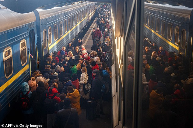 Застрашујуће: Хиљаде људи виђено је скупљених на хладним температурама како практично стоје једни на другима док су покушавали да извуку воз из земље (на слици: воз за евакуацију Кијева)