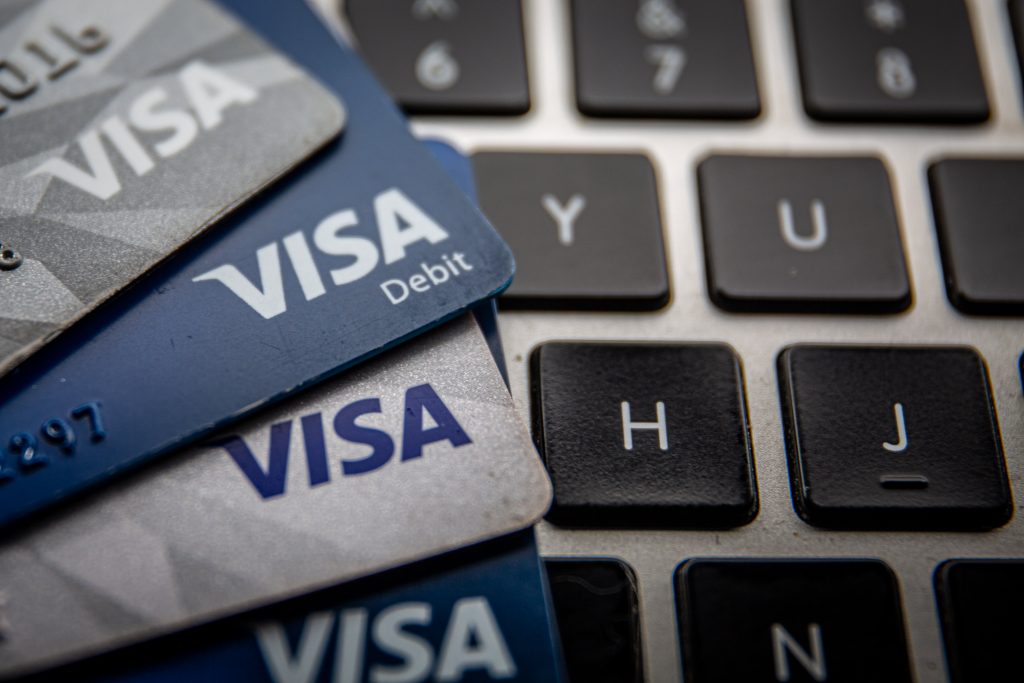 Амазон и Виса постигли су глобално примирје о накнадама за кредитне картице