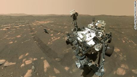 Марс Персеверанце ровер прави селфи са хеликоптером Ингенуити