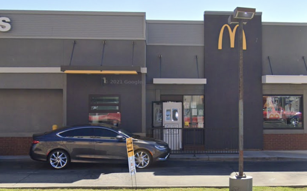 Жена је нападнута и одвучена испред своје деце у аутомобилу Мекдоналдса