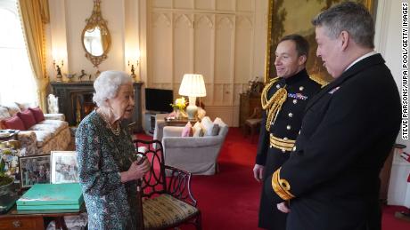 Краљица Елизабета ИИ разговара са адмиралом Џејмсом Маклаудом и генерал-мајором Елдоном Миларом (десно) у Оак соби у замку Виндзор 16. фебруара. 