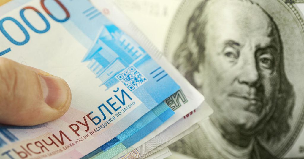 Руска рубља достигла је мање од цента након што је Запад пооштрио санкције