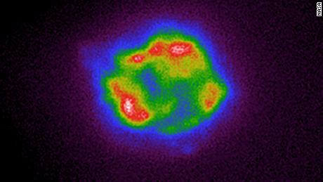 Ова ИКСПЕ слика одређује интензитет рендгенских зрака који долазе из Касиопеје А. Боје, укључујући хладну љубичасту, плаву, црвену и белу, одговарају повећаном сјају рендгенских зрака. 
