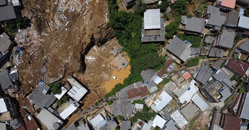 У клизиштима и поплавама у бразилском Петрополису погинуло је најмање 117 људи