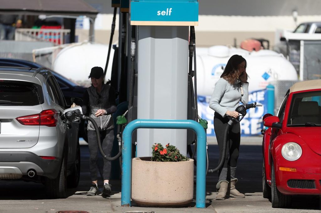 Возачи су "експлодирали" због раста цена гаса док украјинско-руска криза подстиче нафту
