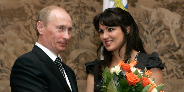 Нетребко је 2008. године од Путина добио звање почасног народног уметника Русије и фотографисан је како прима цвеће од руског председника. 