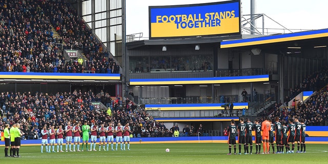 Играчи навијају за Украјину пре почетка утакмице Премијер лиге између Барнлија и Челсија на Тарф Муру 5. марта 2022. у Барнлију, Уједињено Краљевство.