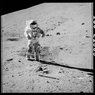 Џин Сернан сакупља узорак као део мисије Аполо 17