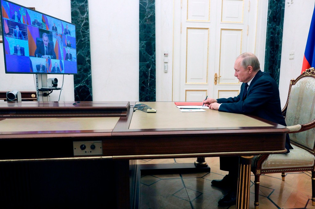 Владимир Путин присуствује састанку Савета безбедности путем видео конференције у Москви 11. марта.