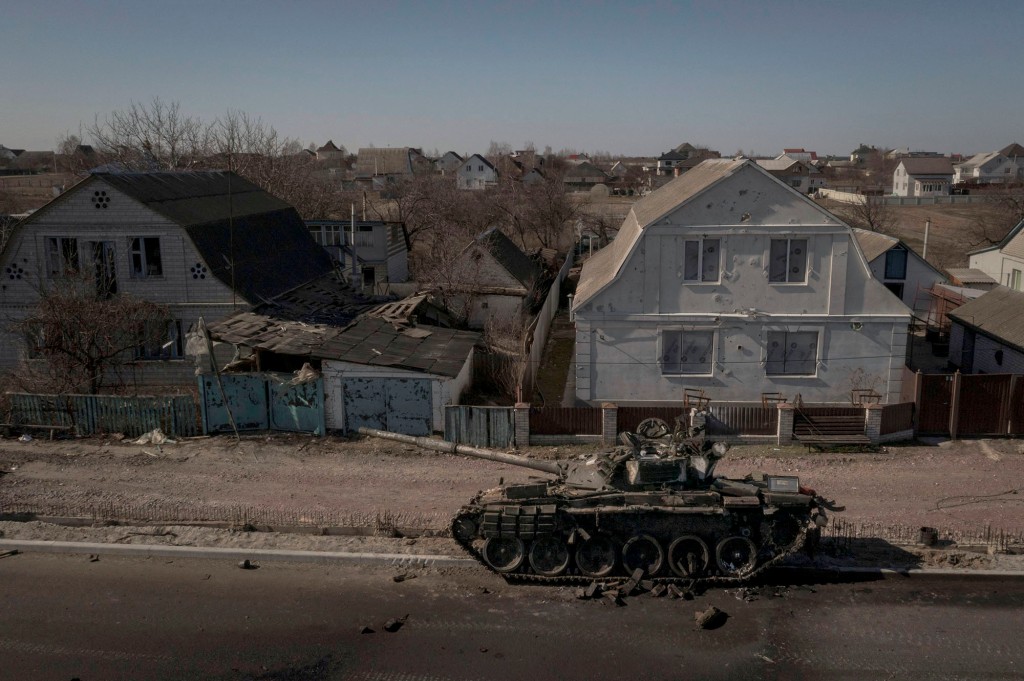 Уништени тенк стоји на улици након битака између украјинских и руских снага на главном путу северно од Кијева.