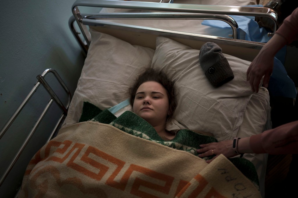 Катја, 14, налази се на лечењу у болници након што је упуцана док је бежала са породицом из села северно од Кијева.