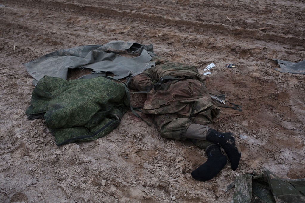 Леш руског војника лежи на путу у Ситњакију у Украјини.