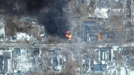 Овај сателитски снимак приказује пожаре у индустријској зони у западном делу Мариупоља 12. марта.