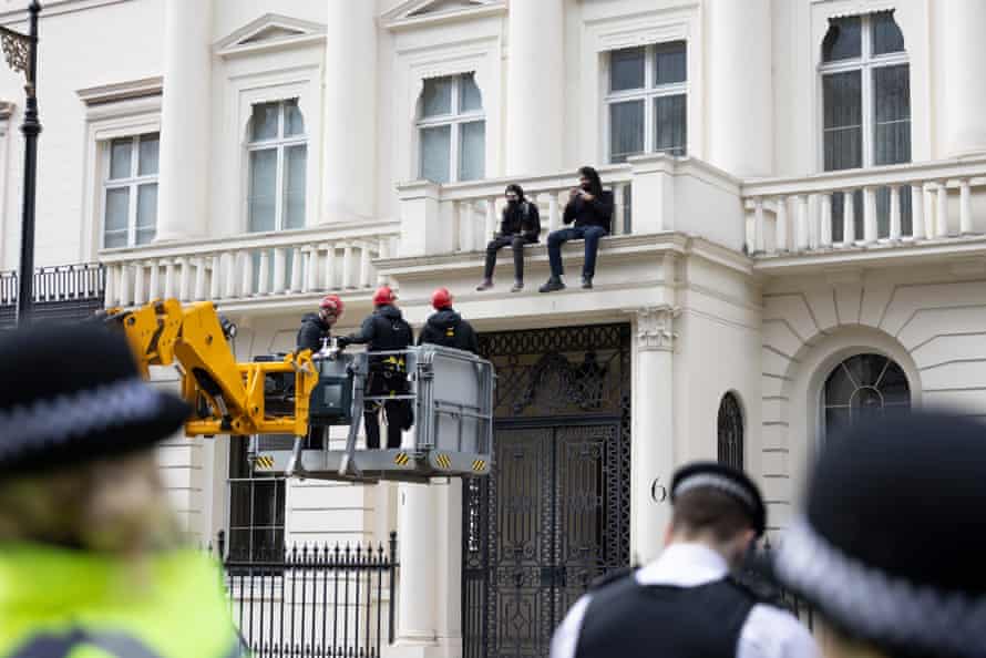 Демонстранти су недавно заузели вилу Олега Дерипаске вредну 25 милиона фунти.