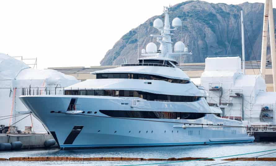 Луксузна јахта Аморе Веро, за коју се наводи да је у власништву челника Росњефта, у луци Ла Сиота у близини Марсеја.