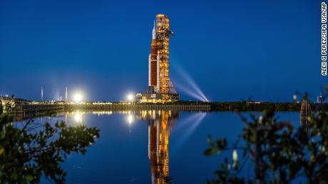 НАСА баца џиновску ракету Артемис И на лансирну рампу