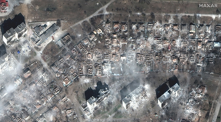 Свака кућа која окружује два одвојена стамбена комплекса у источном Мариупољу је уништена. 