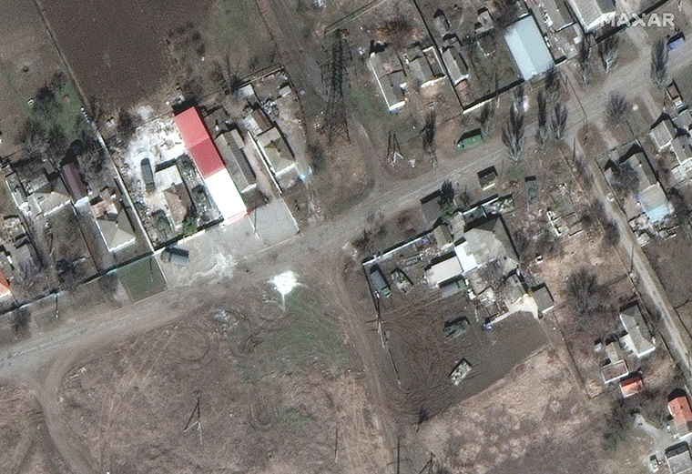 Руска војна возила виђена су паркирана тик поред кућа североисточно од Мариупоља. 