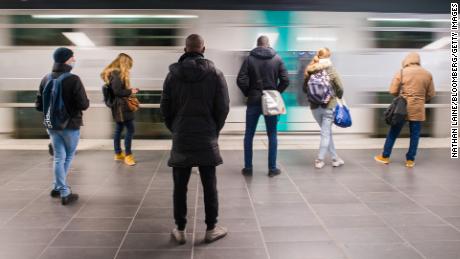 Путници чекају на перону на железничкој станици Аубер РЕР у финансијској четврти Париза у јануару 2022. 