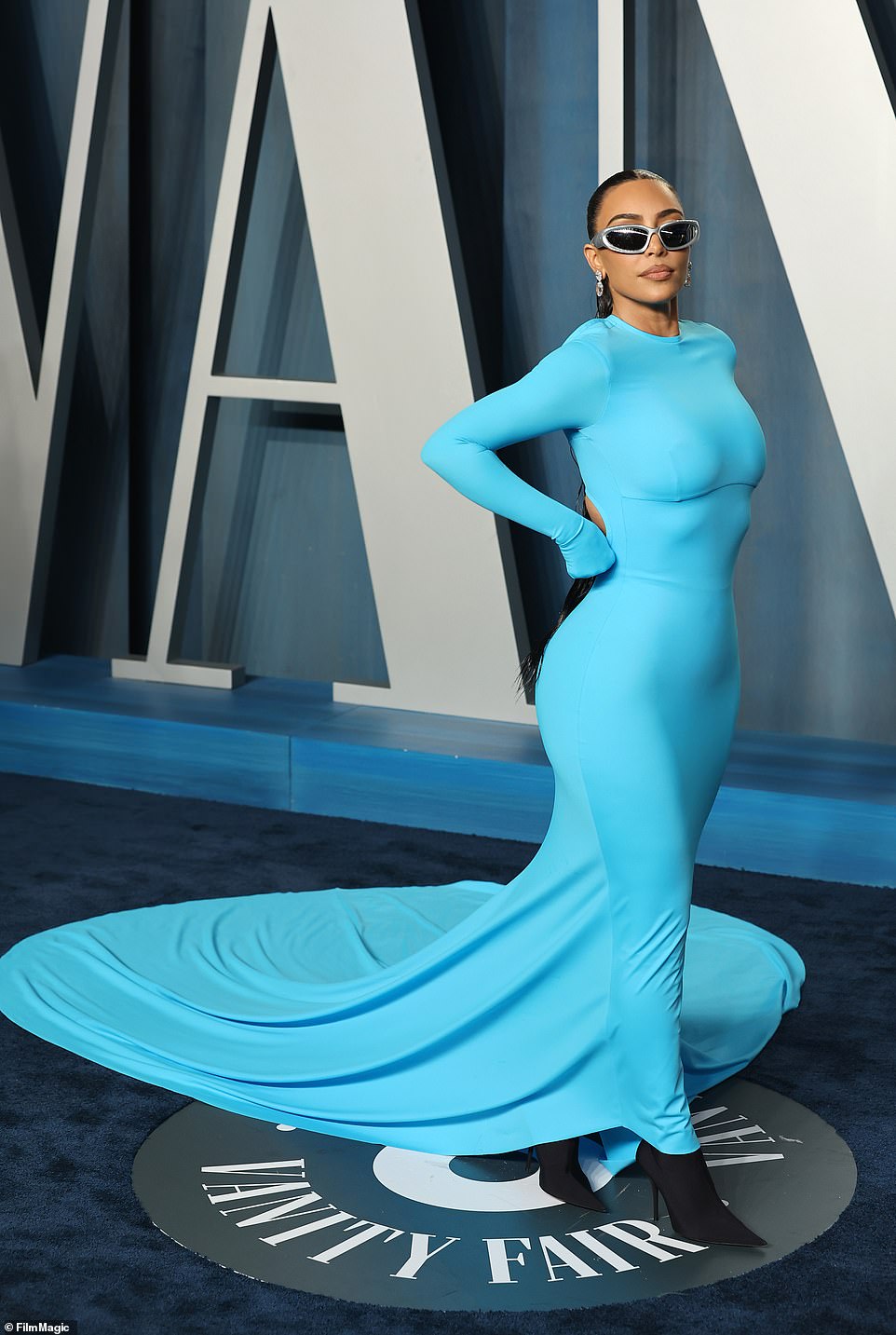 Плава боја која одузима дах!  Ким Кардашијан ставила је своје култне облине испред и у центар док се дружила са холивудским племићима на додели Оскара Ванити Фаир 2022.