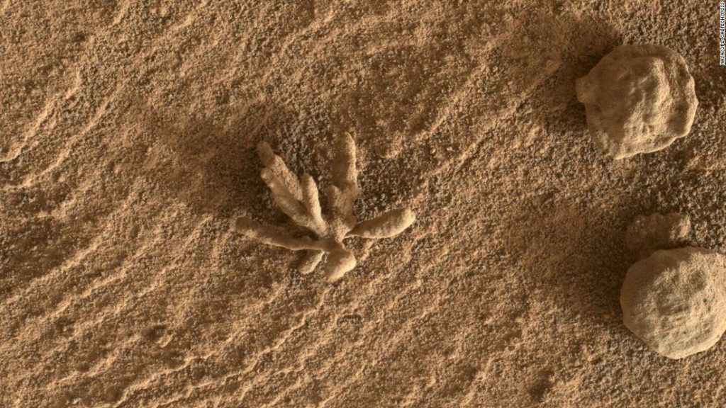 Мала "цветна" формација коју је приметио ровер Цуриосити на Марсу