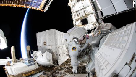 НАСА-ини астронаути шетају свемиром како би обезбедили надоградњу снаге свемирске станице