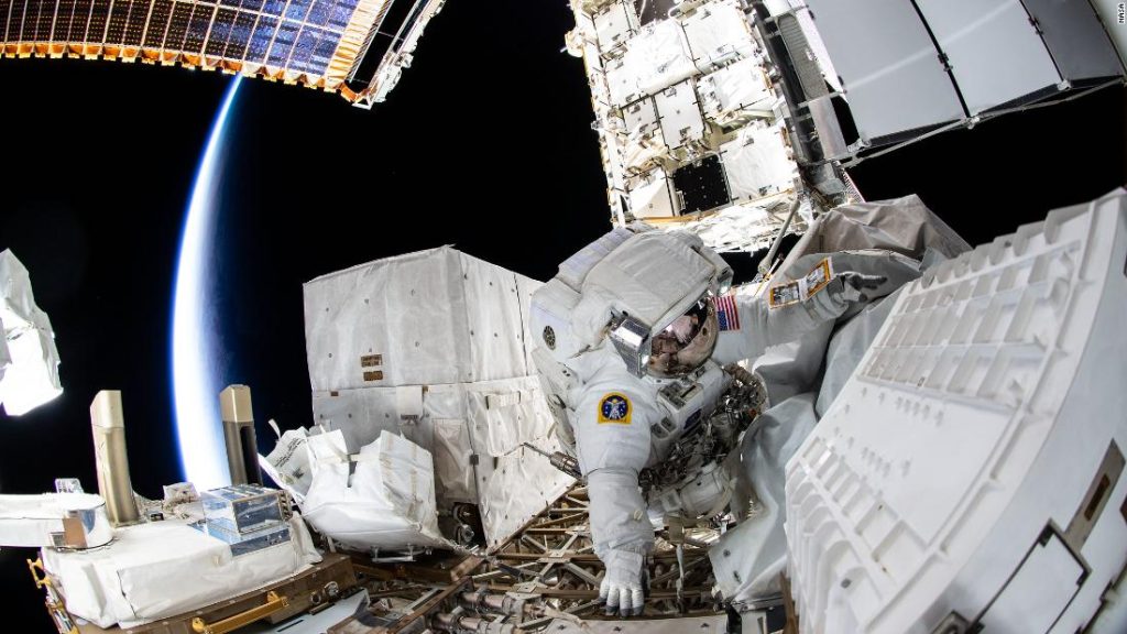 НАСА-ини астронаути шетају свемиром да би обезбедили надоградњу снаге свемирске станице