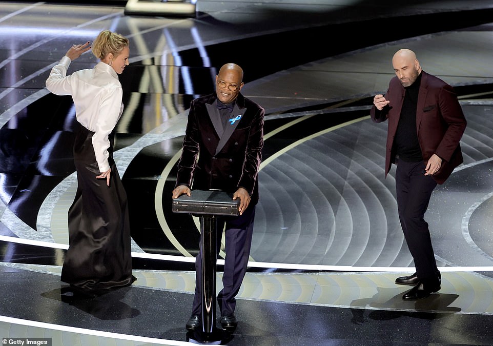 Две деценије касније: Џон Траволта и Ума Турман поново стварају своју чувену сцену Пулп Фицтион током наступа на 94. додели Оскара заједно са својим бившим глумцем Семјуелом Л. Џексоном у недељу