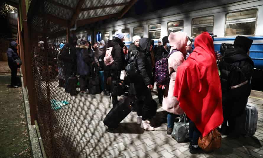 Људи који беже из Украјине стижу у среду на железничку станицу у Пшемислу у Пољској.