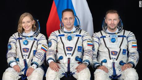 Руска посада умотава пионирски филм у свемир и безбедно се враћа на Земљу