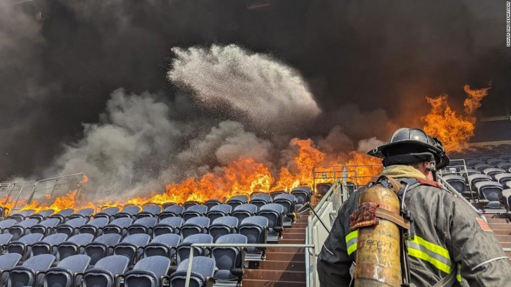 Седишта на стадиону Денвер Бронцос, крила изгорела у „великом пожару“