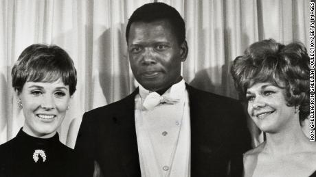 Џули Ендруз, Сидни Поатје и Естел Парсонс на додели Оскара 1968. Поатје је претходног дана присуствовао сахрани Мартина Лутера Кинга млађег.