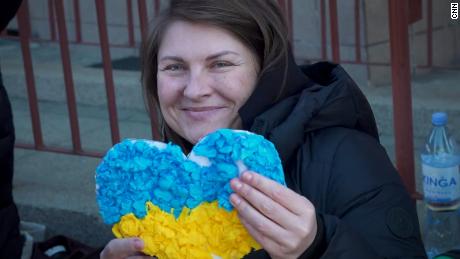 Марија Халиган држи папирно срце које су за њу направила пољска деца док се спрема да се врати у Украјину.