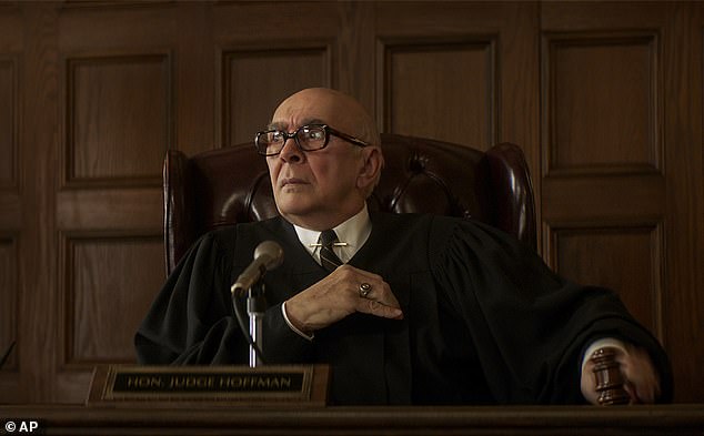 Слике Анђеле као судије Џулијуса Хофмана на суђењу у Чикагу 7 2020