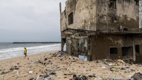 Док се земље споре око тога ко треба да плати за климатску кризу, заједницу на острву Лагос прогута море 