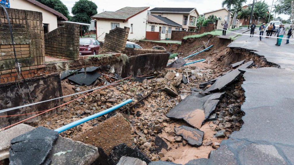 Поплаве у Јужној Африци: Више од 300 људи умрло након што су поплаве однеле путеве и уништиле куће у Јужној Африци