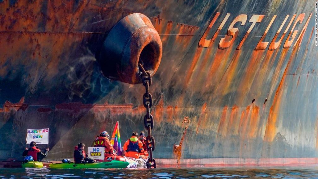 Активисти Гринписа покушали су да блокирају руски нафтни танкер који је ишао за Норвешку