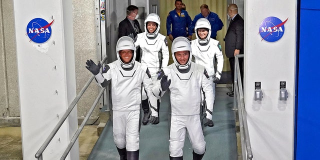 Астронаути СпацеКс Црев-4, лево, пилот Боб Хајнс, специјалиста за мисију Џесика Воткинс, командант Кјел Линдгрен и европски астронаут Саманта Кристофорети из Италије машу док напуштају Оперативну зграду и укрцавају се на лет до лансирног комплекса 39 – среда, 27. април 202. , у свемирском центру Кенеди у Кејп Канавералу на Флориди. 