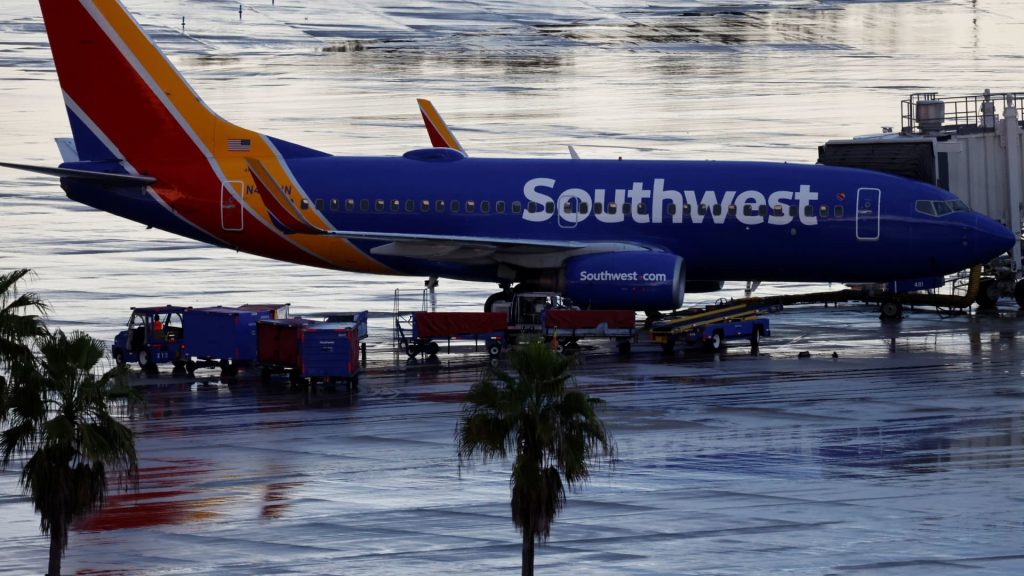 Авио-компаније су овог викенда отказале стотине летова пошто су олује захватиле Флориду