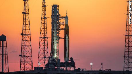 Гомила ракета Артемис И може се видети на изласку сунца 21. марта у свемирском центру Кенеди на Флориди. 