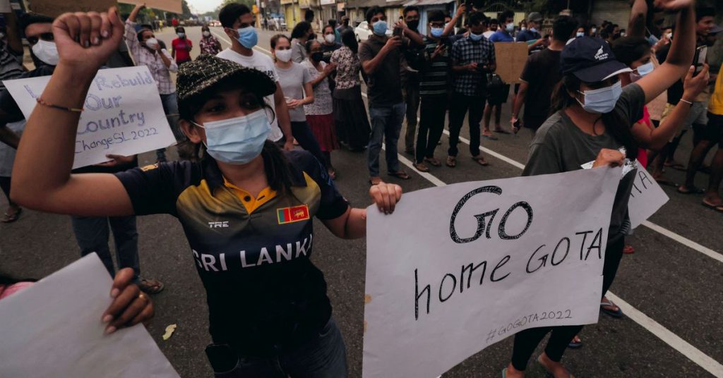 Демонстранти у Шри Ланки пркосе полицијском часу, полиција испалила сузавац на студенте